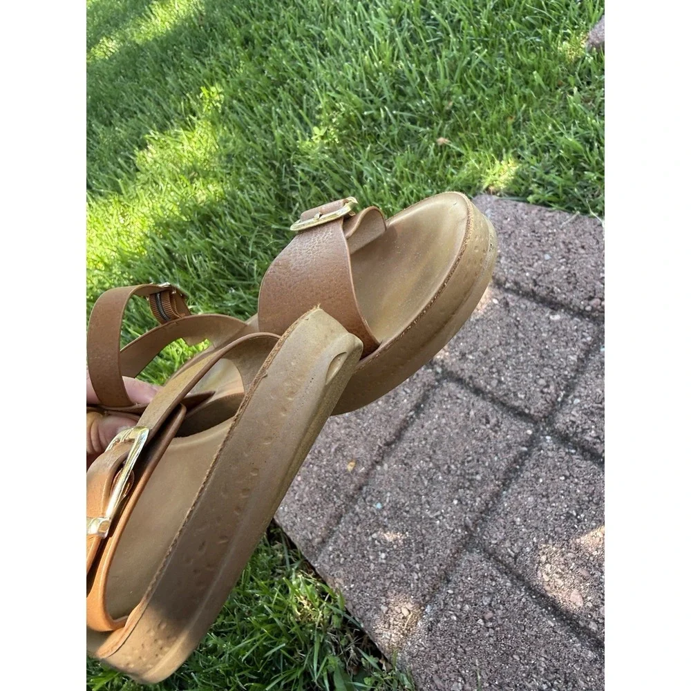 Forever Comfort Tan Faux Leather Buckle Flat Adjustable Strappy Sandals Size 8